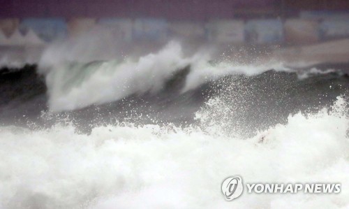 방파제 유실·도로침하·정전… 태풍 할퀸 제주·남부 큰 피해