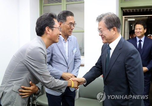 양대노총 만난 문 대통령… 최저임금 난제풀기 직접 나서