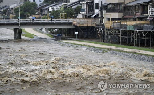 日 장마영향 '물폭탄'에 52만명 대피령… 8명 사망·실종