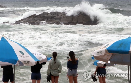 본격 무더위 '소서'…대천 등 서해 해수욕장 피서객 '북적'