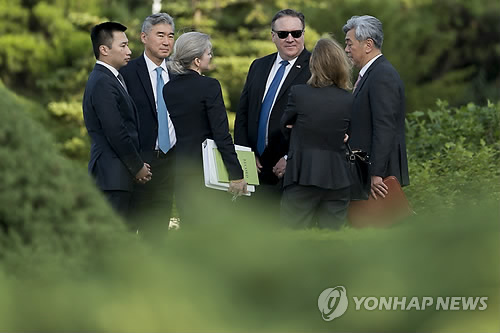 "반미벽보 사라지고 콜라 진열"…美기자들이 전한 '달라진 북한'