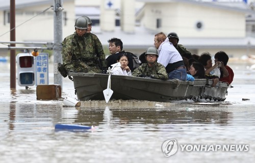 일본 폭우에 곳곳서 숨가쁜 구조작전… "도와달라" 요청 폭주