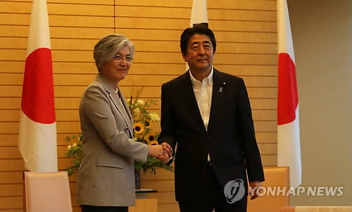 아베 "문 대통령, 방일 희망… 나도 적절한 시기 한국 방문"