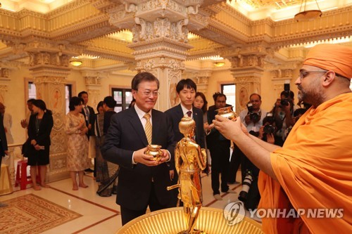 문대통령 악샤르담 힌두사원 방문… "한국·인도·세계평화 기원"