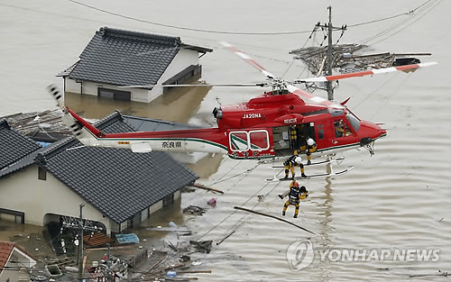 일본 폭우에 곳곳서 숨가쁜 구조작전… "도와달라" 요청 폭주