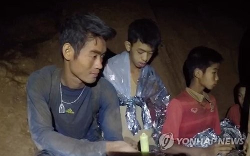 태국 동굴소년들의 긴박했던 고립 순간… "코치 덕에 버텨"