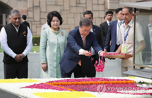 문대통령, 간디 추모공원 찾아 헌화… "인도국민 존중의 뜻"