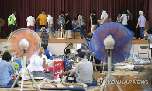 아베 '폭우속 술판'에 비판 쇄도… "어떤 감각인지 이해안돼"