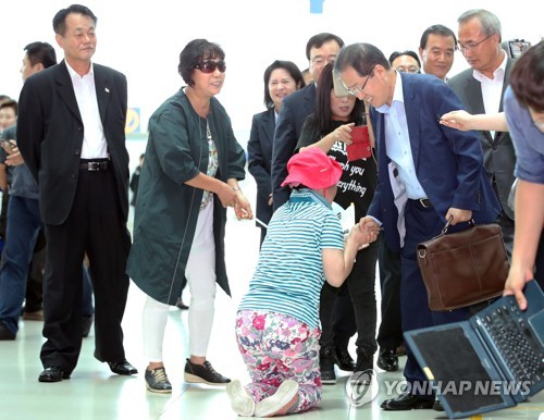 미국行 홍준표 "치열한 내부논쟁 있어야… 미봉시 갈등 계속"