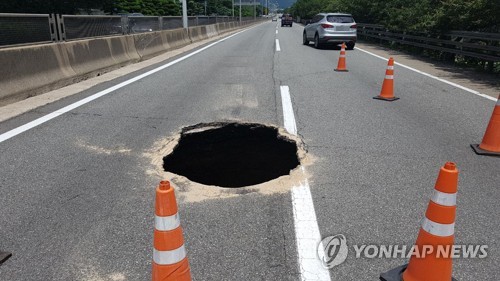 부산 도시고속도로에 대형 싱크홀…4개 램프 전면 통제