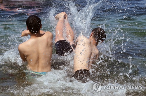 "덥다 더워"… 전국 해수욕장·워터파크에 구름 인파