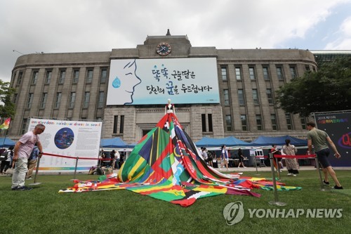 '성소수자 차별은 그만'… 폭염 속 6만명 무지갯빛 퍼레이드