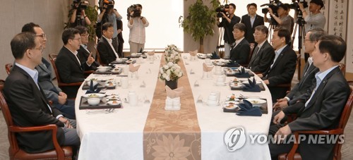 김동연·이주열 이례적 한은 회동… 9년 전과 닮은꼴
