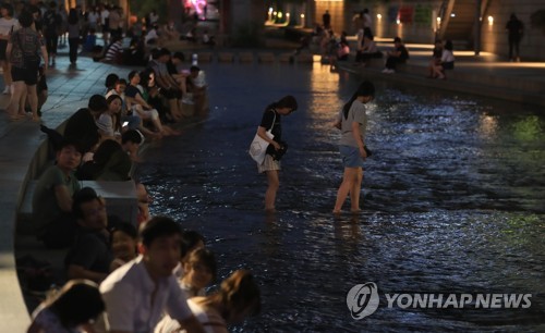 "한숨이라도 더…" 열대야에 숙면앱까지 동원…폭염 속 생존법