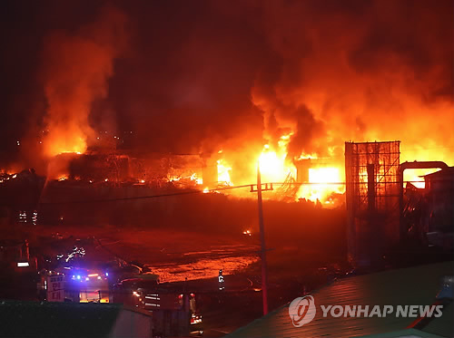 심야에 인천 합성수지 제조공장 큰불… 4시간 만에 완전 진화