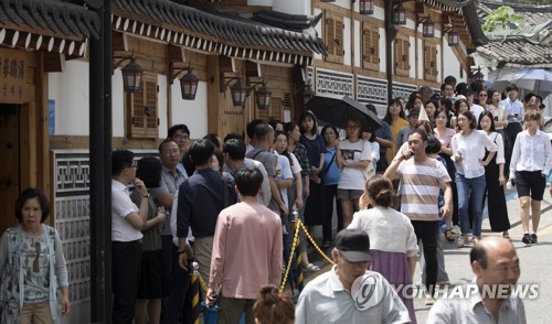 극한폭염 속 초복 풍경…개고기 반대 행진·삼계탕집 장사진