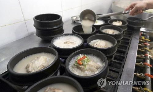 극한폭염 속 초복 풍경…개고기 반대 행진·삼계탕집 장사진