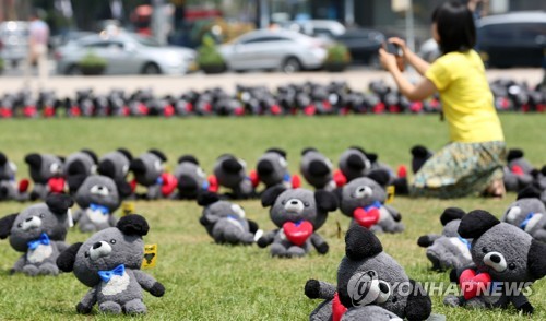 극한폭염 속 초복 풍경…개고기 반대 행진·삼계탕집 장사진