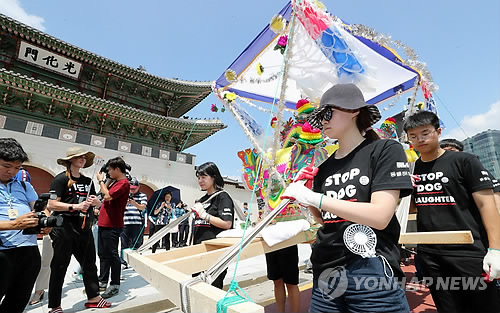 극한폭염 속 초복 풍경…개고기 반대 행진·삼계탕집 장사진