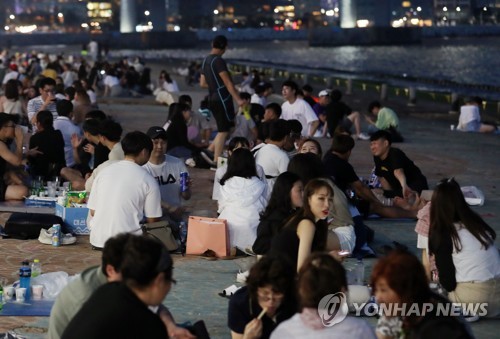 부산 열흘째 열대야…오후 한때 천둥·번개 동반한 소나기