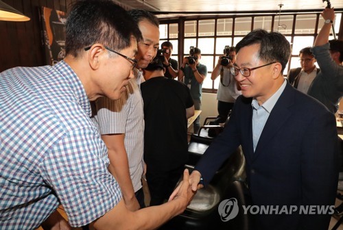 김동연 만난 소상공인 "힘든 데 최저임금 인상이 뺨 때린 격"