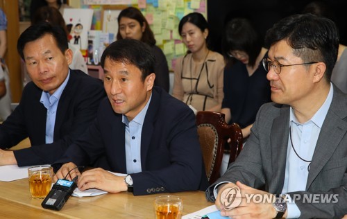 靑 정무수석 만난 박원순 "지방분권 진척 안 돼 답답"