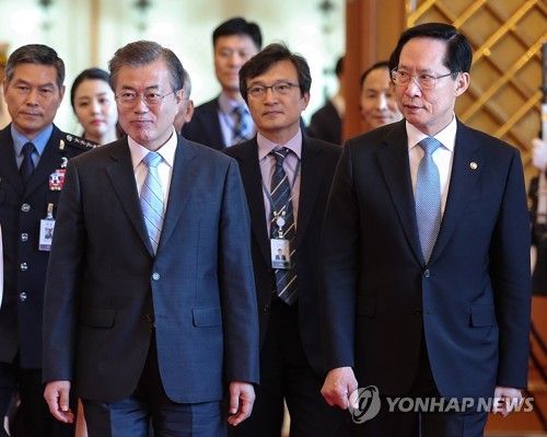 文대통령 '先기무사개혁·後보고논란 규명'…송영무 문책도 시사