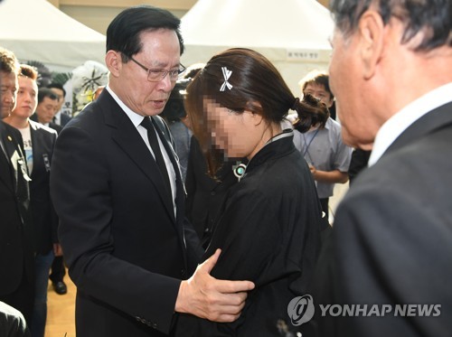 송영무, 마린온 유족에 실언 사과… "진의 잘못 전달돼 송구"