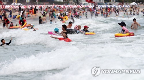 "찜통더위 피하자"…전국 해수욕장·계곡·축제장 '북적'