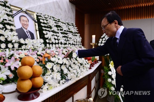 사흘째 이어진 노회찬 추모행렬…이해찬·김경수·임종석도 조문