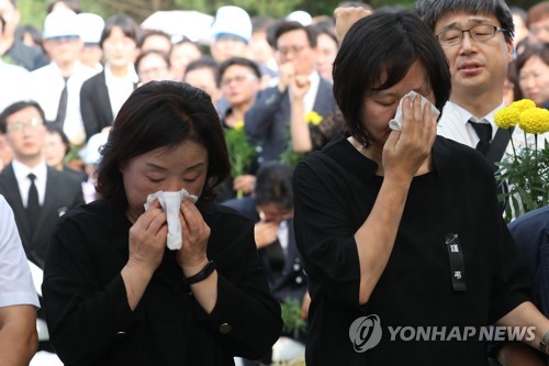 "당은 당당히 앞으로"… 노회찬 잃은 정의당, 재정비 시동