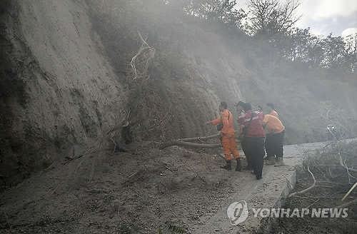 잔인한 7월…폭염·홍수·지진으로 신음한 지구촌