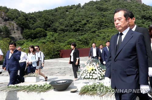 노前대통령 묘역 찾아 '통합' 외친 김병준…권양숙 여사도 예방