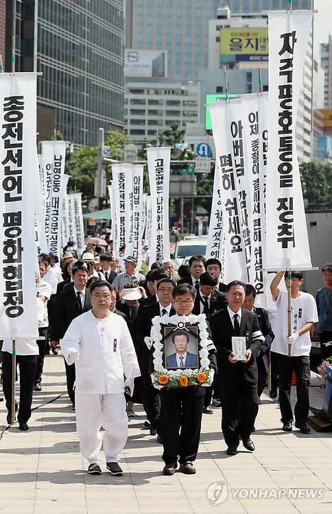 "아버님, 막내 보셨는교"…박종철 열사 부친, 노제 끝으로 영면