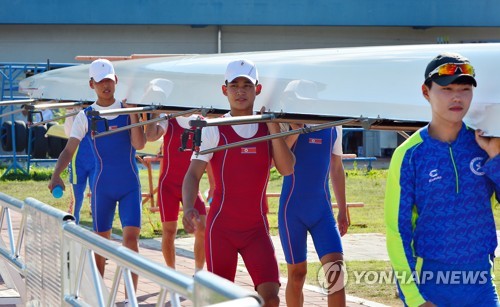 한 배를 탄 남북 단일팀 "평화와 번영의 길로 함께 가자"