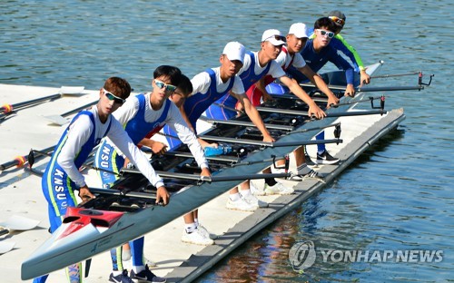 한 배를 탄 남북 단일팀 "평화와 번영의 길로 함께 가자"