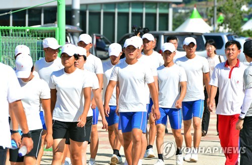 한 배를 탄 남북 단일팀 "평화와 번영의 길로 함께 가자"