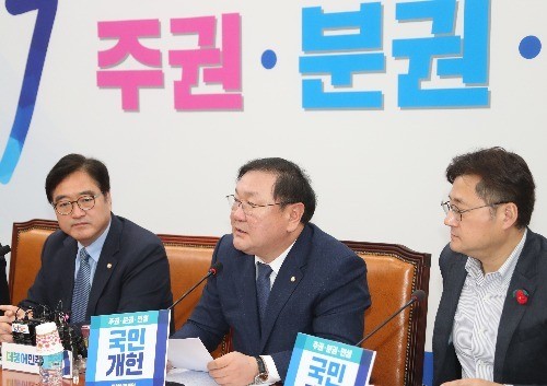 김태년 더불어민주당 정책위의장(가운데). 기사와 사진은 무관합니다/사진=연합뉴스