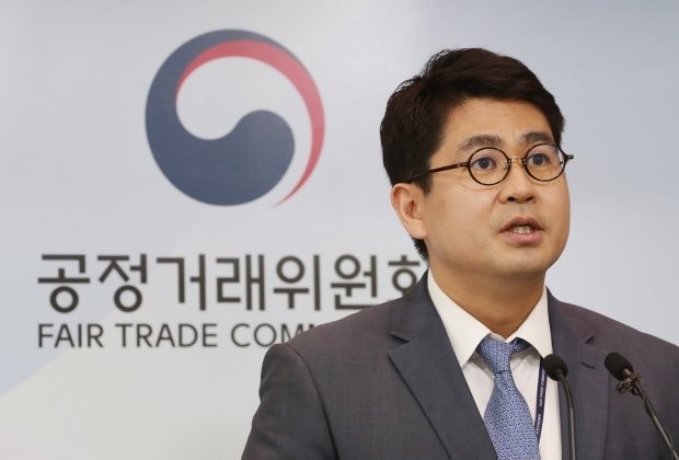 지난 5월 정부세종청사 공정거래위원회에서 홍정석 할부거래과장이 폐업위기에 처한 일부 상조업체가 부당하게 소비자들의 계약 해제를 방해하는 것을 적발했다고 밝히고 있다. 사진=연합뉴스