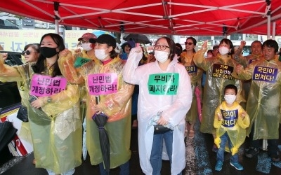 문재인 카지노칩 추천 지지율 70%대 붕괴 '난민 논란 탓?'…외신기자들이 본 해법은