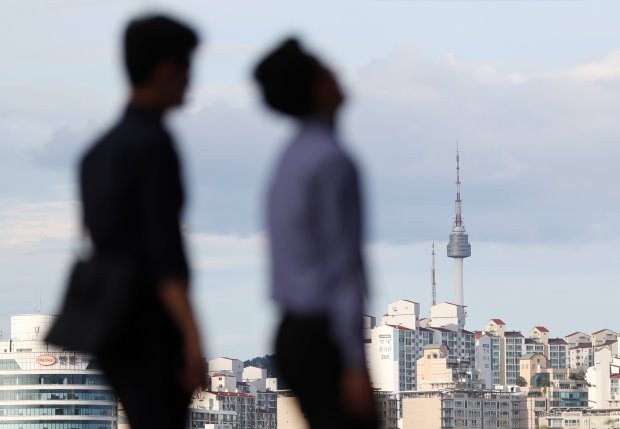 주52시간 근무제 시행 후 첫 화요일인 지난 3일 오후 서울 여의도의 한 거리에서 직장인들이 퇴근을 하고 있다. 사진=연합뉴스