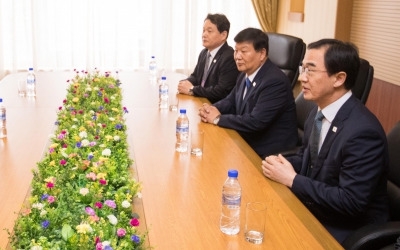 조명균, 北김영철과 환담… "남북회담, 더 실용적으로 빠르게"