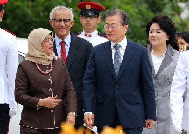  싱가포르를 국빈 방문 중인 문재인 대통령과 부인 김정숙 여사가 12일 오전 대통령궁인 이스타나 대정원에서 열린 공식환영식에서 할리마 야콥 싱가포르 대통령의 안내를 받고 있다. 사진=연합뉴스