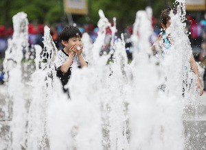 무더위가 기승을 부린 지난 12일 서울 광화문광장 분수대에서 어린이가 더위를 식히고 있다. / 사진=연합뉴스