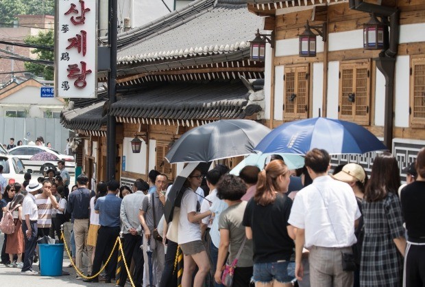 "초복엔 삼계탕"…가마솥 더위에도 길게 늘어선 줄 / 사진=연합뉴스