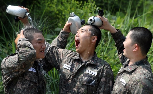  군인의 더위 탈출 /사진=연합뉴스