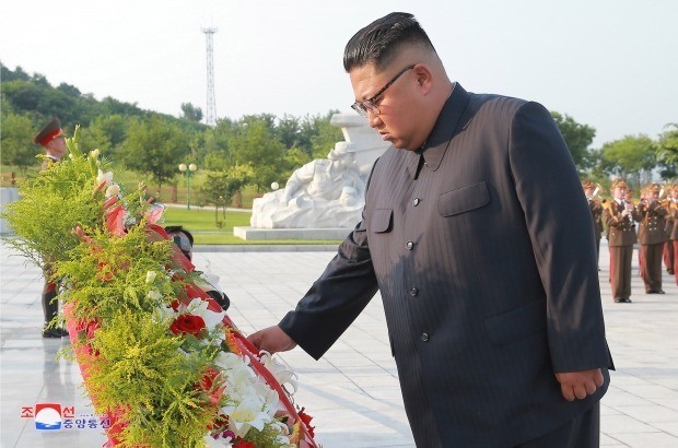 북한 김정은 국무위원장이 정전협정 체결 65주년을 맞아 6·25전사자묘를 찾아 추모하고 묵상했다고 조선중앙통신이 지난 26일 보도했다.(사진=연합뉴스)