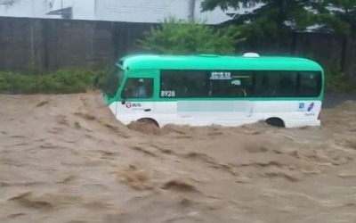 '호우경보' 용인서 버스 한때 고립… "인명피해 없어"