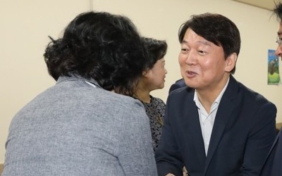 안철수 "당대표 출마설은 소설…문학상 드려야겠다"