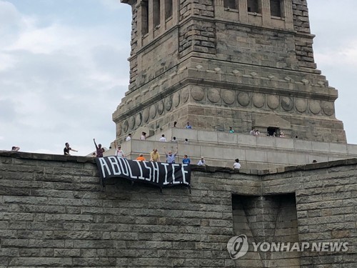 독립기념일에 자유의 여신상 올라간 40대 女… "反이민정책 철회"